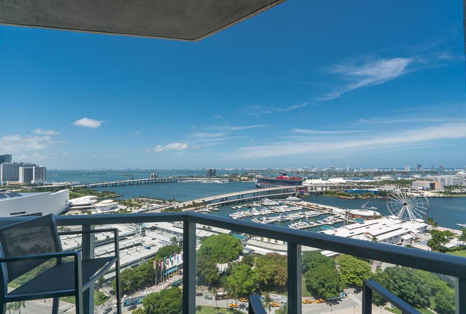 Luxury 2-Bedroom Escape with Amazing Ocean Views - Miami, Florida