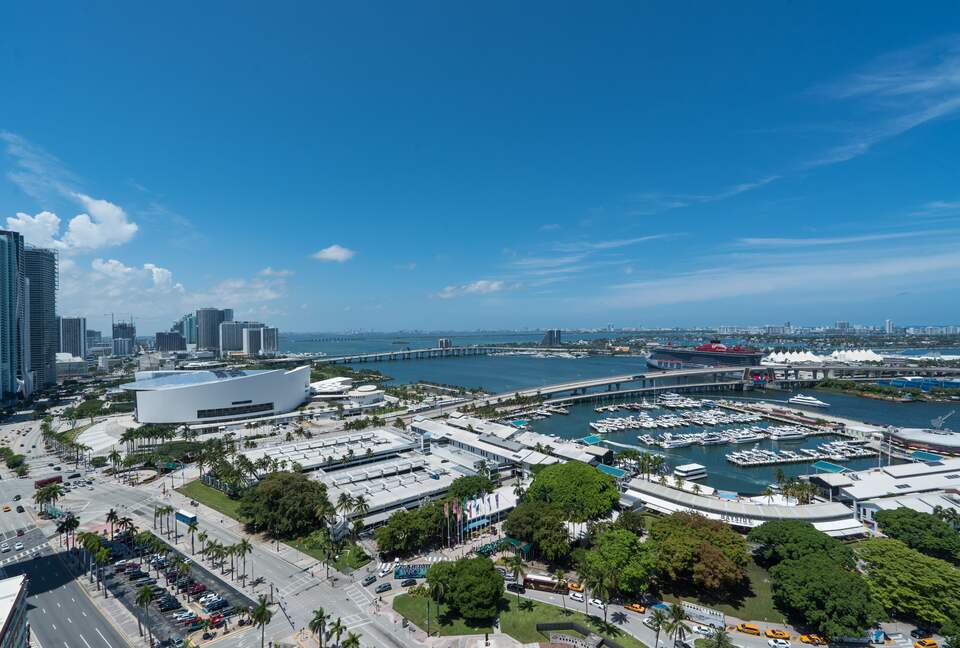 Luxury 2-Bedroom Escape with Amazing Ocean Views - Miami, Florida