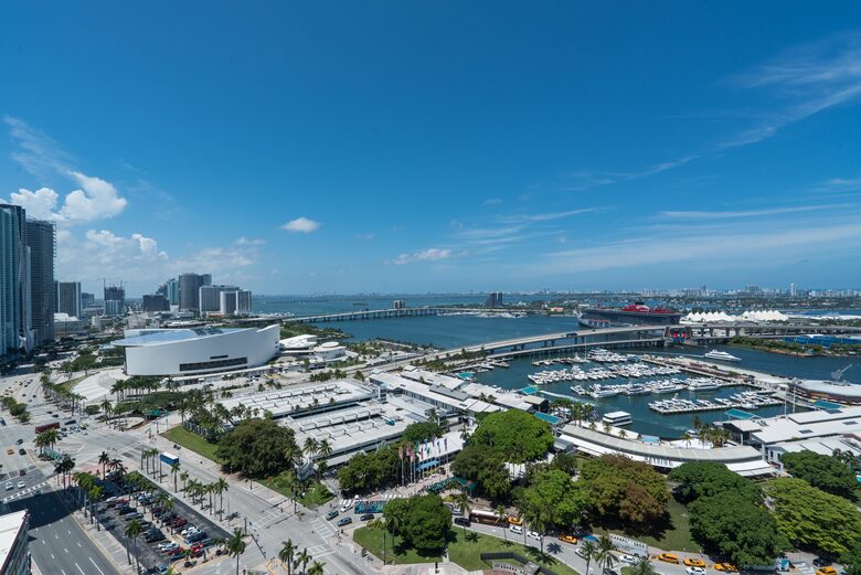 Luxury 2-Bedroom Escape with Amazing Ocean Views - Miami, Florida