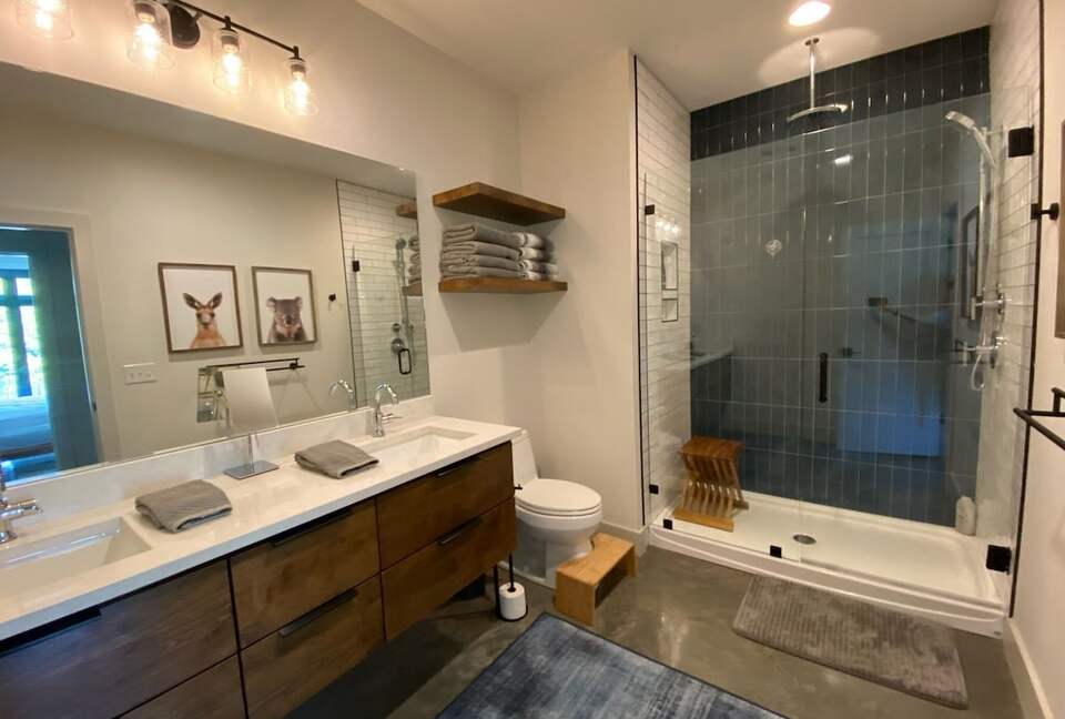 Stunning New Lake Keowee Contemporary Waterfront Home! - Six Mile, South Carolina