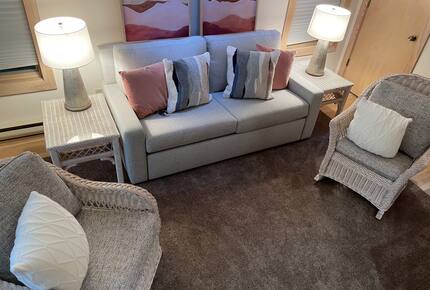 Sun room off the main room w/ luxury queen bed. Super comfy