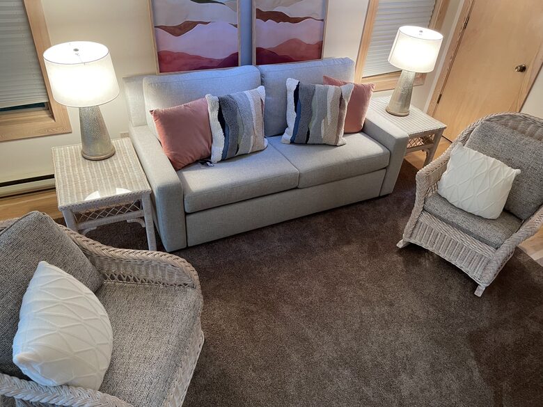 Sun room off the main room w/ luxury queen bed. Super comfy