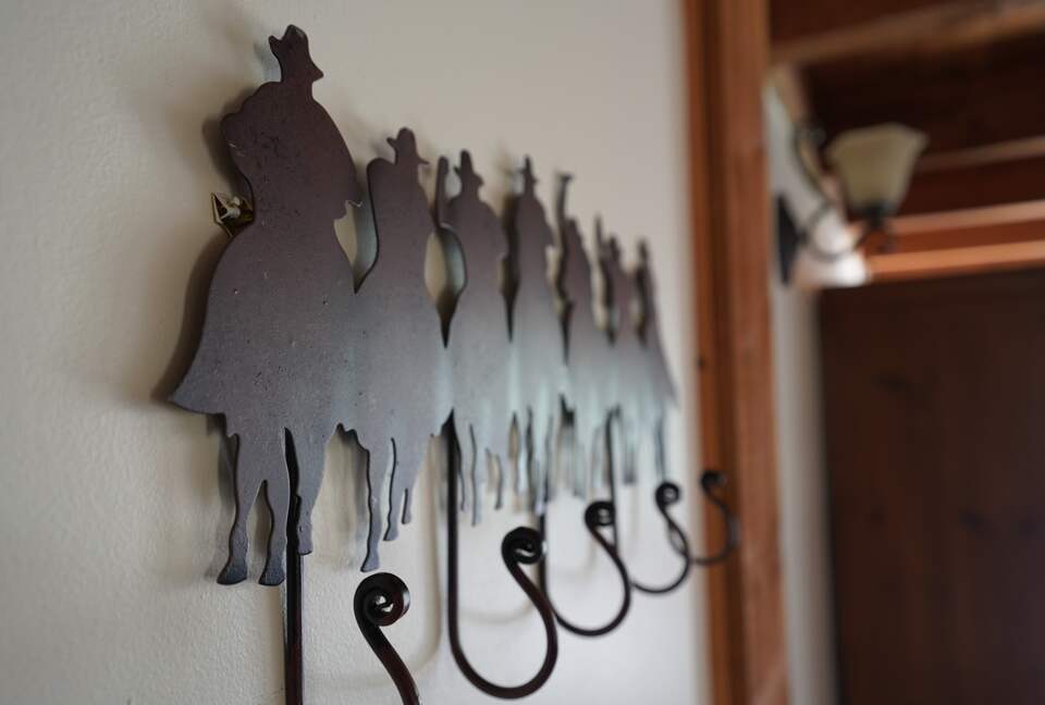 Aspen Meadow Lodge | Private Pickleball Court, Bonus Room, on 8.5 Acres - Sisters, Oregon