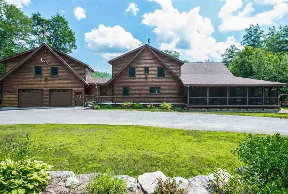 Spacious White Mountains Log Home | Close to Owl’s Nest, Loon and Waterville Ski Resorts - Thornton, New Hampshire