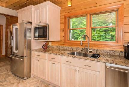 Spacious White Mountains Log Home | Close to Owl’s Nest, Loon and Waterville Ski Resorts - Thornton, New Hampshire