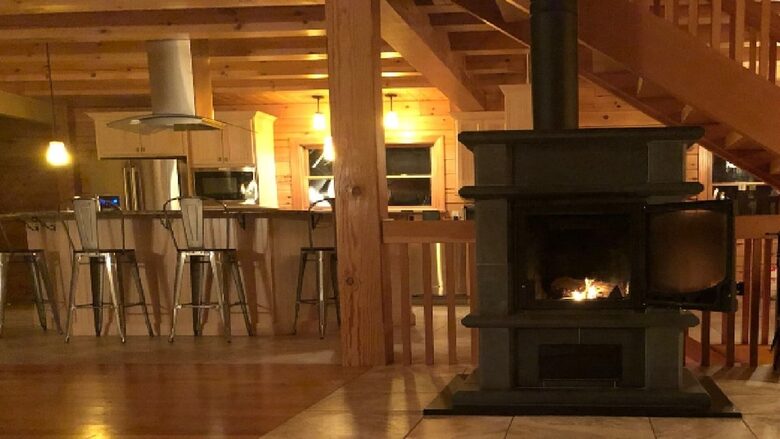 Spacious White Mountains Log Home | Close to Owl’s Nest, Loon and Waterville Ski Resorts - Thornton, New Hampshire