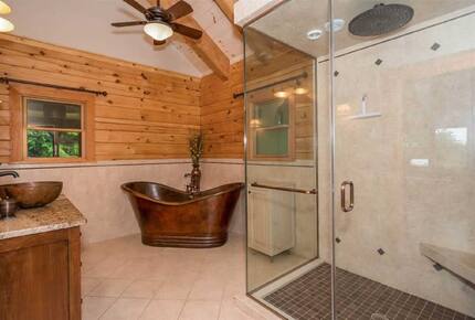 Spacious White Mountains Log Home | Close to Owl’s Nest, Loon and Waterville Ski Resorts - Thornton, New Hampshire