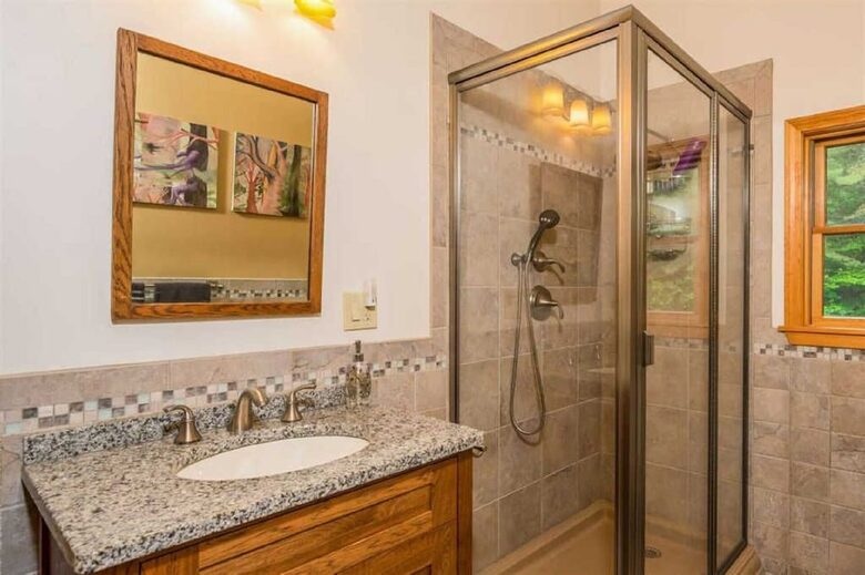 Spacious White Mountains Log Home | Close to Owl’s Nest, Loon and Waterville Ski Resorts - Thornton, New Hampshire