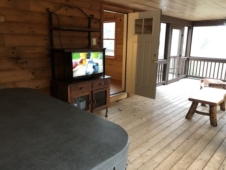 Spacious White Mountains Log Home | Close to Owl’s Nest, Loon and Waterville Ski Resorts - Thornton, New Hampshire