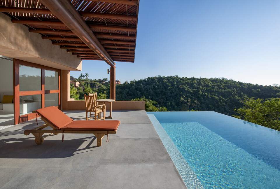 Private pool or renovated bungalow/suite