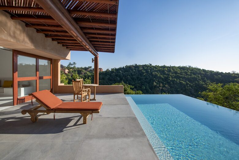 Private pool or renovated bungalow/suite