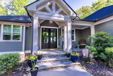 The Dawgs Hideaway | Lake Front Home with private dock and kayaks - Eatonton, Georgia