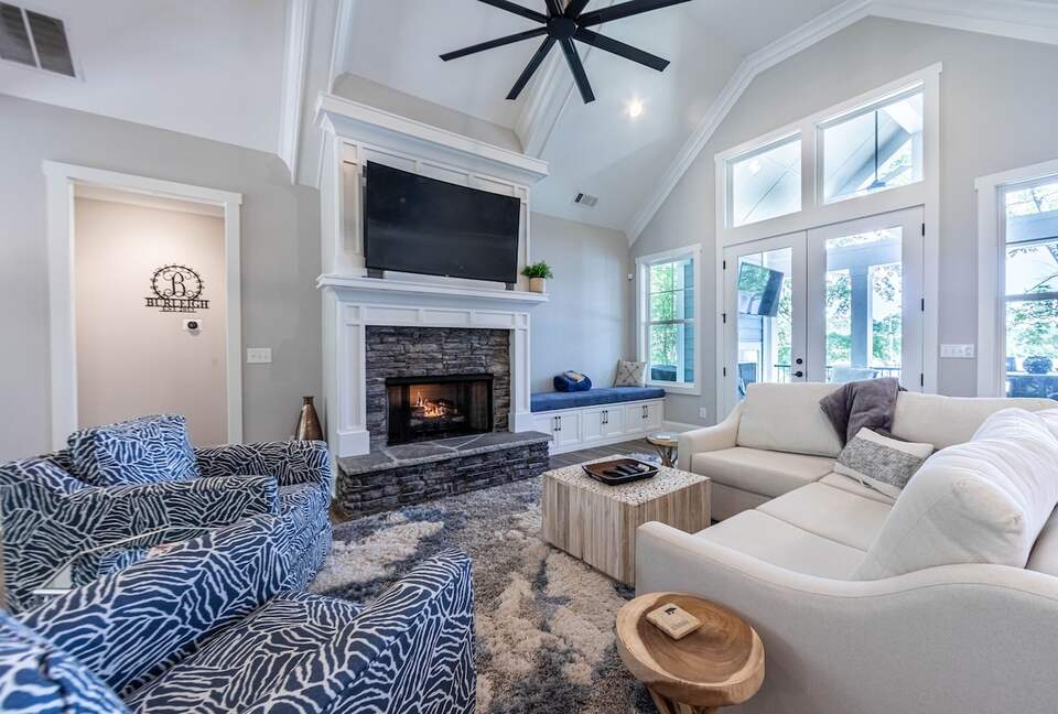 The Dawgs Hideaway | Lake Front Home with private dock and kayaks - Eatonton, Georgia