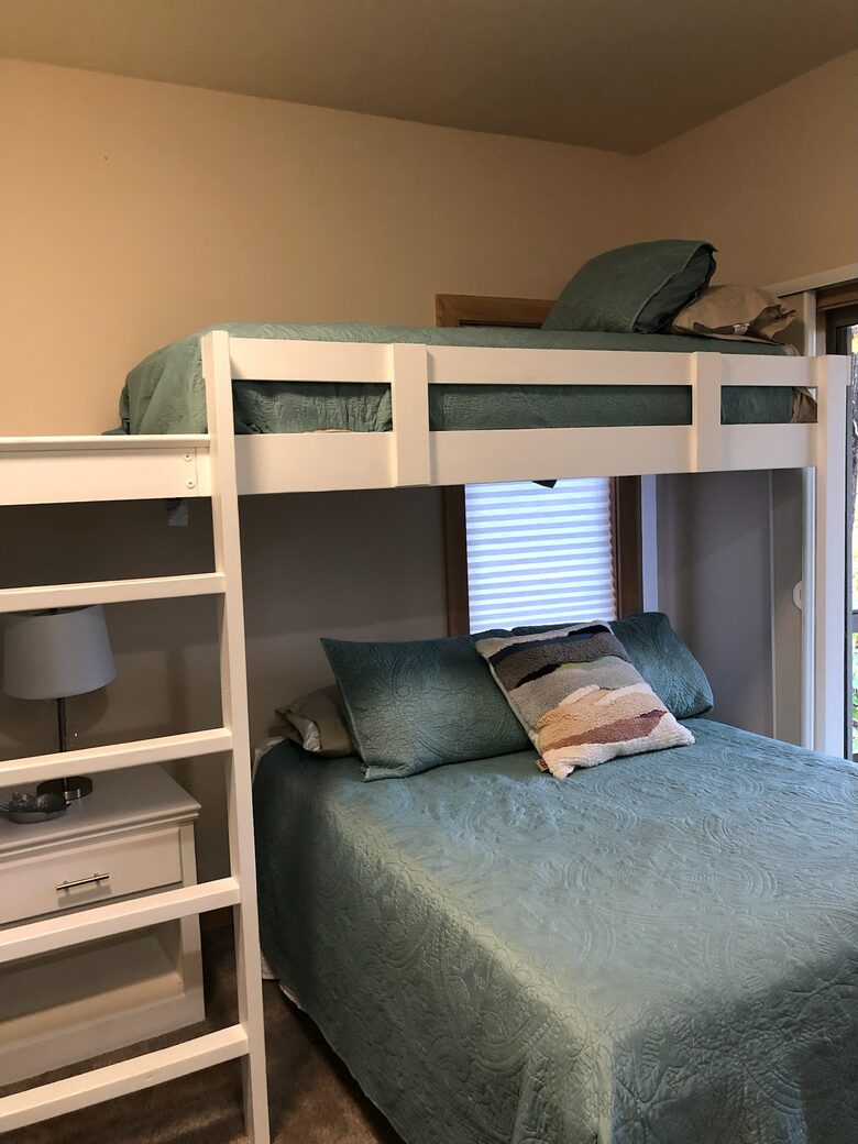 Bunk room with 2 full beds and 2 twin beds or sleeping for 6