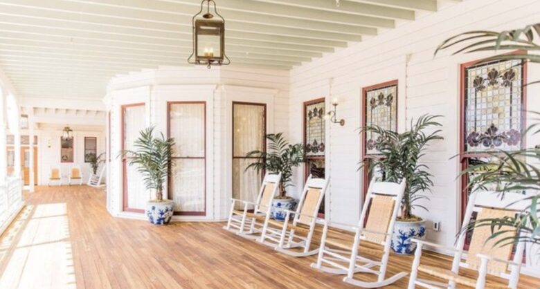Sitting area outside of hotel del main building