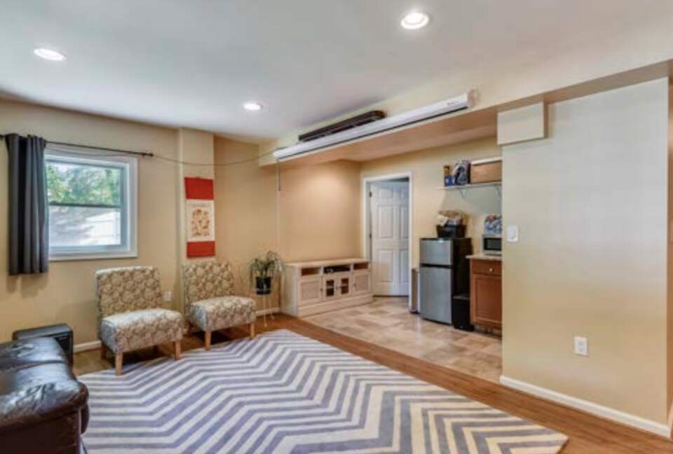 Modern Family Home in the DC Suburbs - Falls Church, Virginia