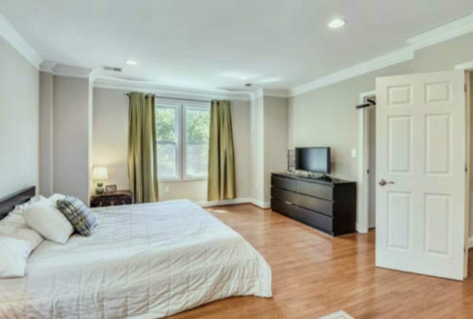 Modern Family Home in the DC Suburbs - Falls Church, Virginia