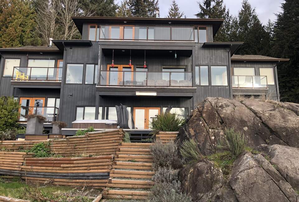 Stunning 4-Bedroom Oceanfront Escape - Sooke, Canada