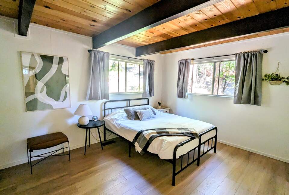 Modern Cabin in Blue Lake Springs - Arnold, California