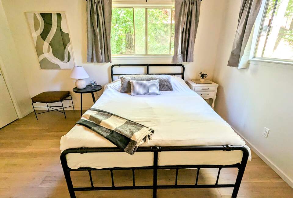 Modern Cabin in Blue Lake Springs - Arnold, California