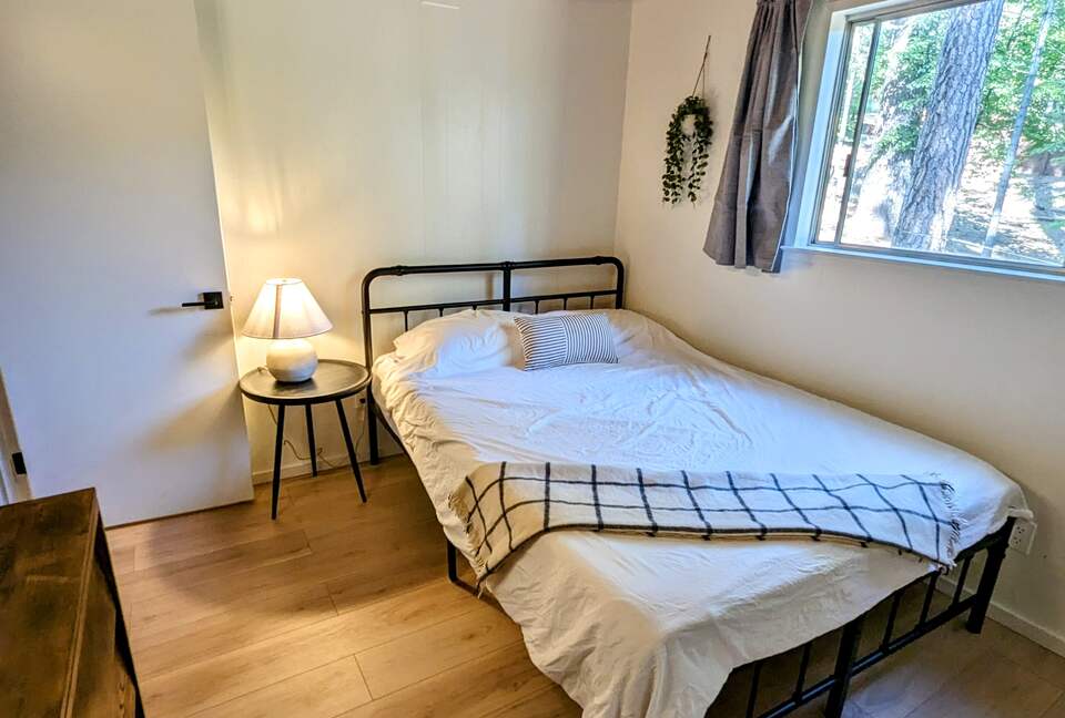 Modern Cabin in Blue Lake Springs - Arnold, California