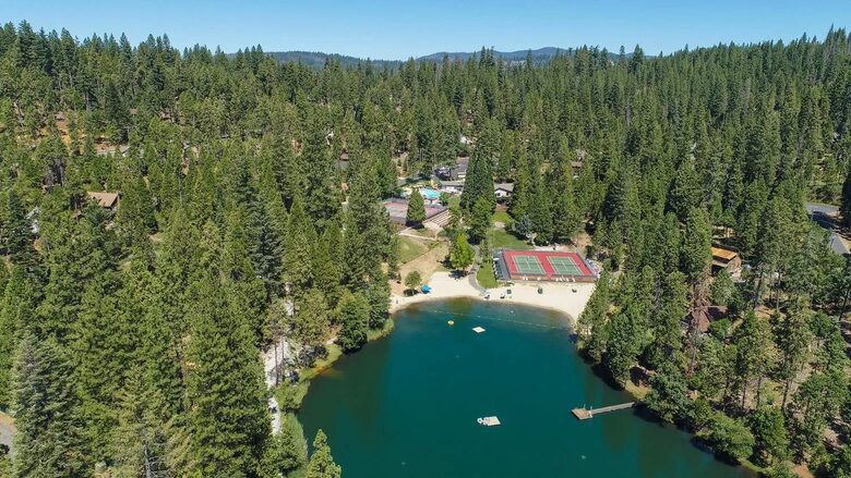 Modern Cabin in Blue Lake Springs - Arnold, California