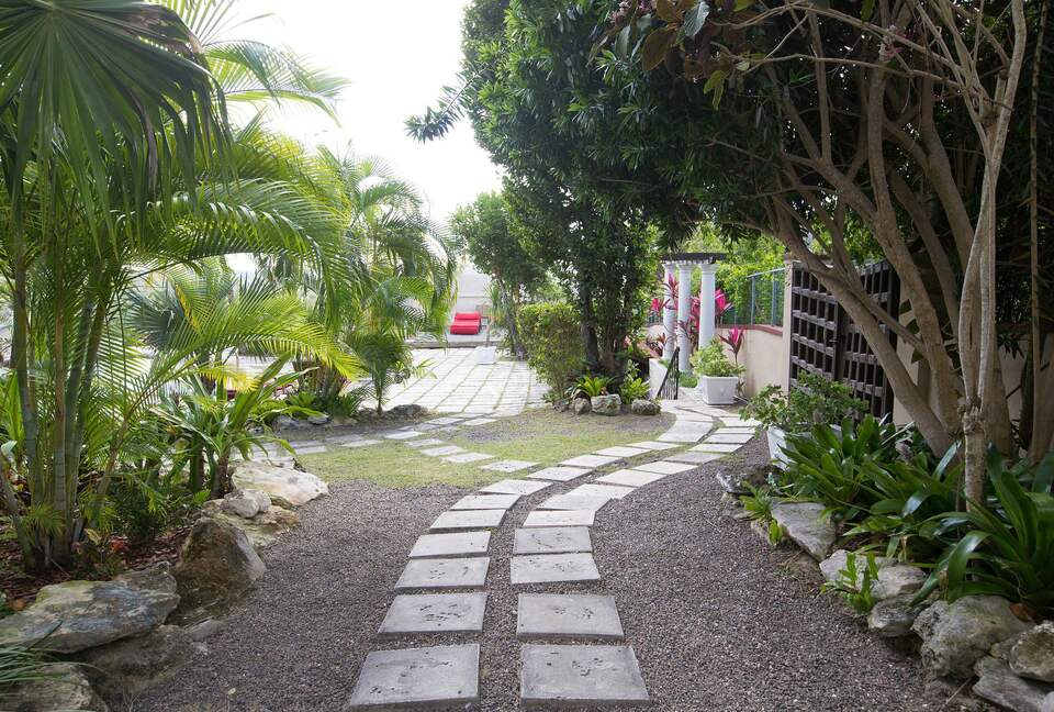A King Room at A Stone's Throw Away (EH) - Nassau, Bahamas