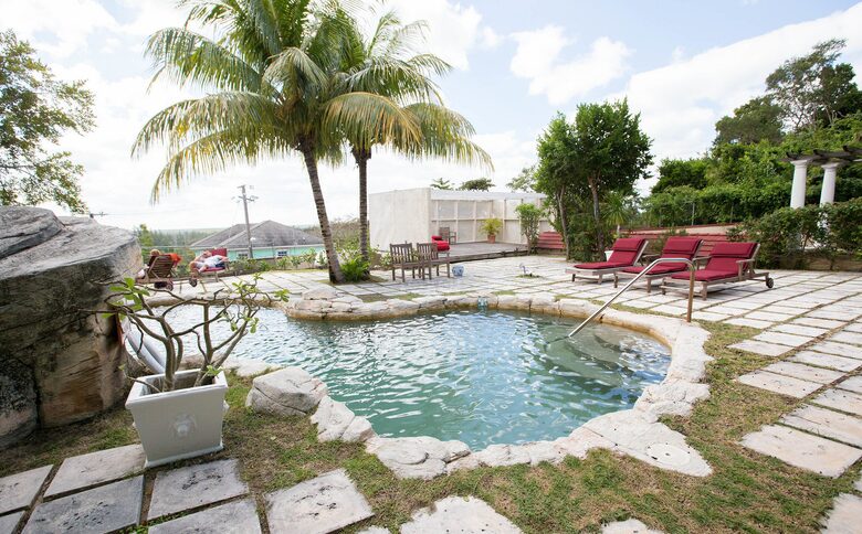 A King Room at A Stone's Throw Away (EH) - Nassau, Bahamas