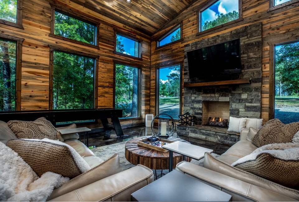 "Somethin 2 Talk About" | Cozy & Modern Cabin - Broken Bow, Oklahoma