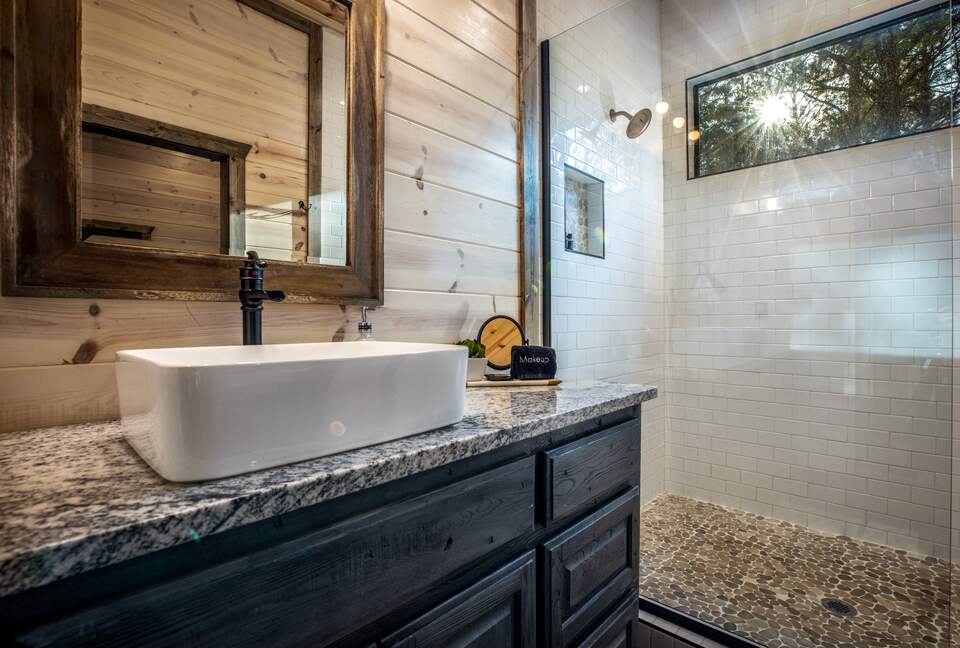 "Somethin 2 Talk About" | Cozy & Modern Cabin - Broken Bow, Oklahoma