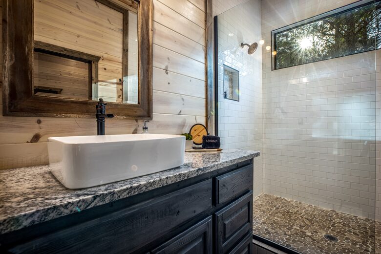 "Somethin 2 Talk About" | Cozy & Modern Cabin - Broken Bow, Oklahoma