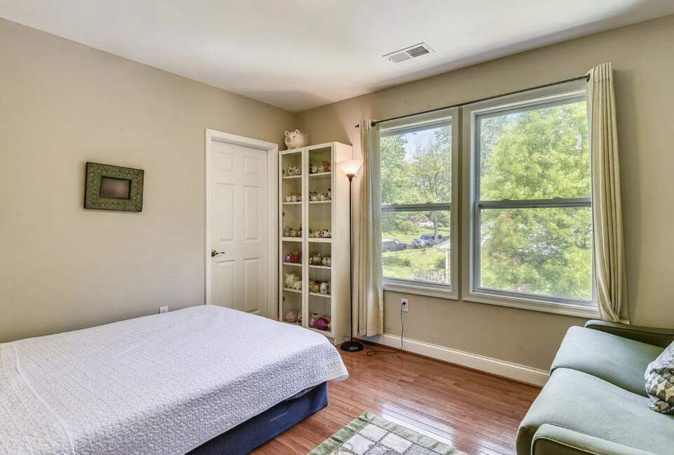 Modern Family Home in the DC Suburbs - Falls Church, Virginia