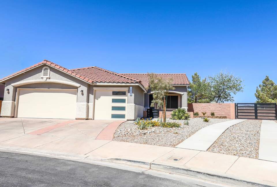 Vegas-Style Desert Luxury | Hot Tub + Gameroom - Henderson, Nevada