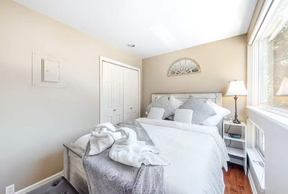 Main Bedroom Queen-size Tempur-Pedic Mattress