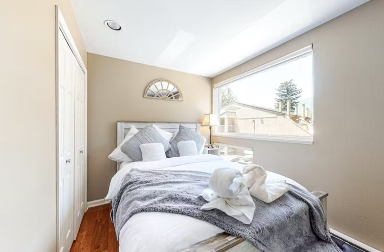 Main Bedroom, Queen-size Tempur-Pedic Mattress