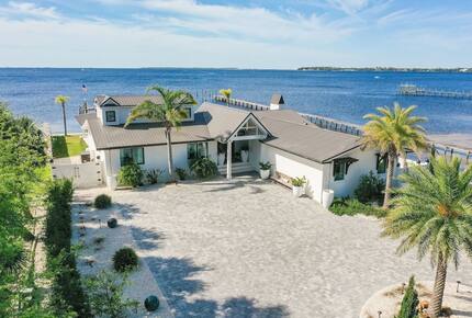 Bayfront Modern Getaway with a Pool - Panama City, Florida