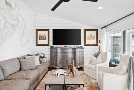 Bayfront Modern Getaway with a Pool - Panama City, Florida