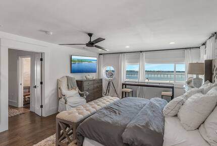 Bayfront Modern Getaway with a Pool - Panama City, Florida