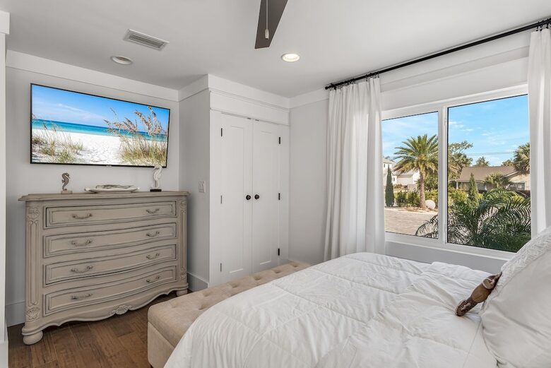 Bayfront Modern Getaway with a Pool - Panama City, Florida