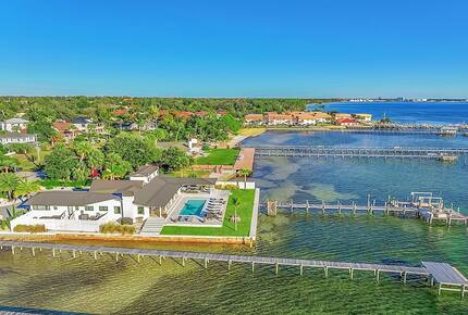 Bayfront Modern Getaway with a Pool - Panama City, Florida