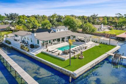 Bayfront Modern Getaway with a Pool - Panama City, Florida