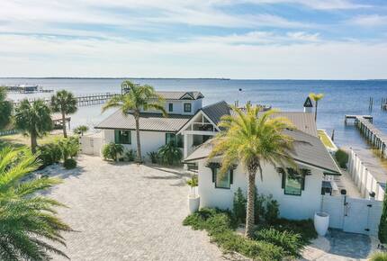 Bayfront Modern Getaway with a Pool - Panama City, Florida