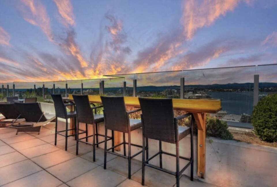 The Sovereign Luxury Condo with Stunning Vistas - availability very flexible - Victoria, Canada