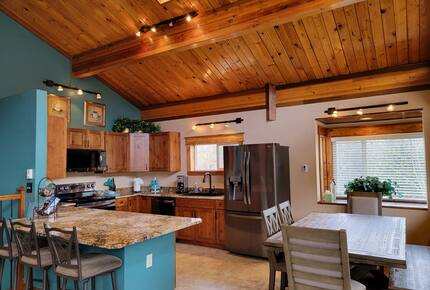 Fully equipped Kitchen, e.g., crockpot, blender, Roast pans
