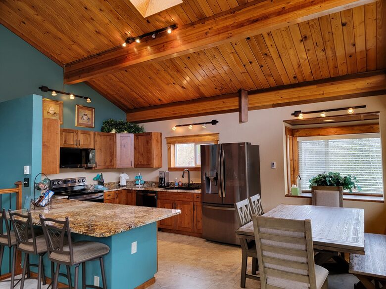 Fully equipped Kitchen, e.g., crockpot, blender, Roast pans