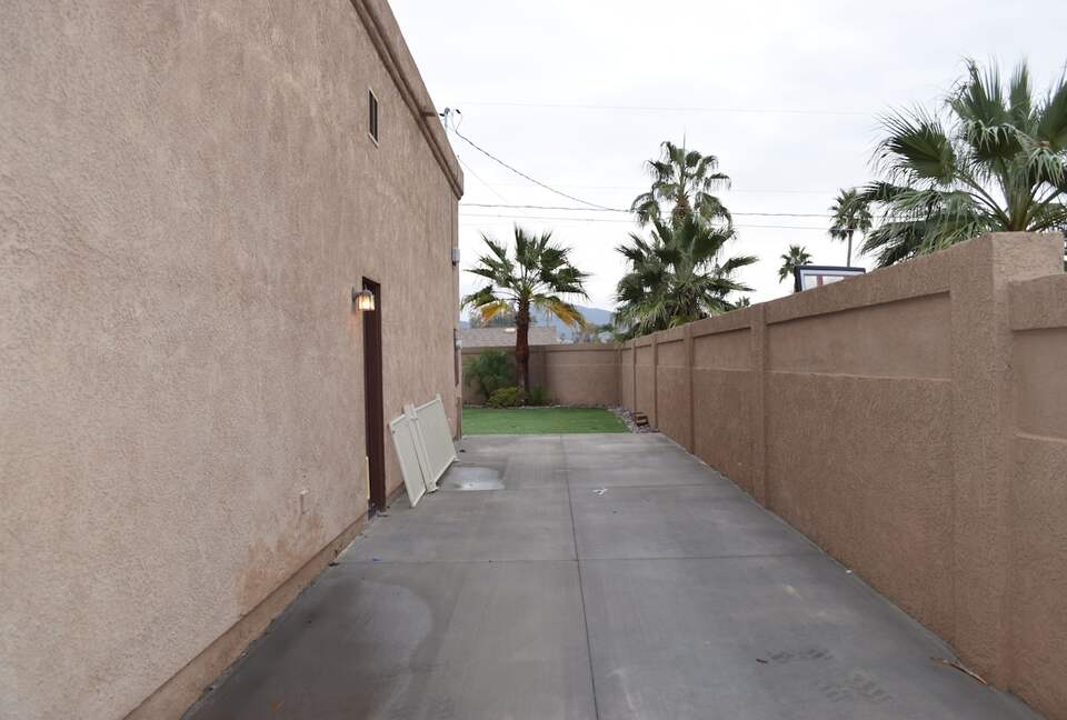 Lake Havasu Paradise | Solar Heated Pool | Hot Tub | Tiki Bar | Backyard Resort - Lake Havasu City, Arizona