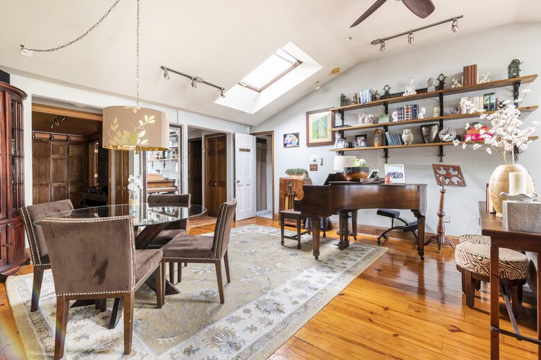 Gorgeous Lakefront Home w/ Private Beach & Dock - Monroe, New York