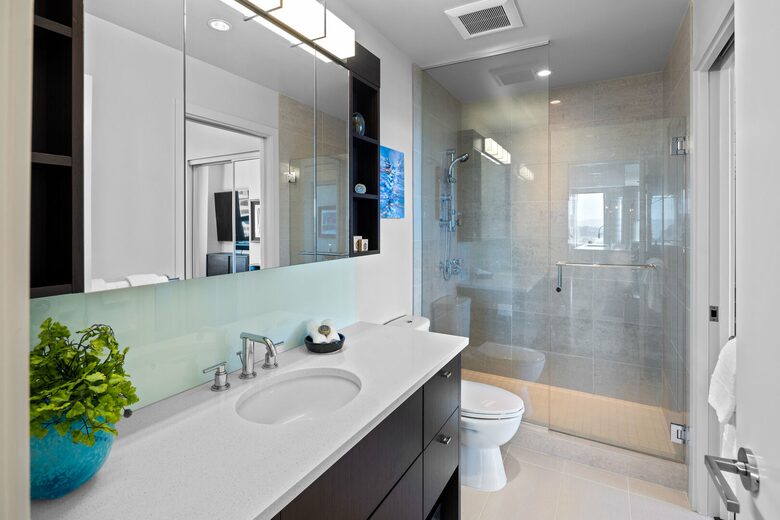 The Sovereign Luxury Condo with Stunning Vistas - availability very flexible - Victoria, Canada