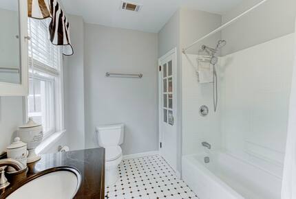 Charming Annapolis Retreat | Walk to the Naval Academy and Annapolis City Dock - Annapolis, Maryland