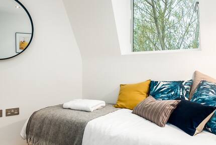 Reid Villa | Lake Retreat - Cirencester, United Kingdom